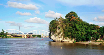 Ngọn núi chỉ cao 25m là Di tích Quốc gia Đặc biệt, vách đá khắc nhiều bài thơ cổ nhất Việt Nam