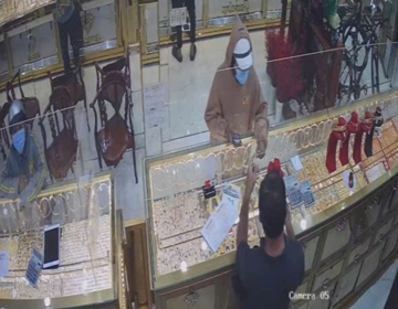 Truy tìm kẻ cướp tiệm vàng, chiếm đoạt dây chuyền hơn 120 triệu đồng