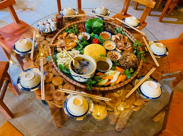 Ngôi làng du lịch cách Hà Nội chưa tới 200km: Lọt thỏm giữa núi rừng, đường bê tông xuyên thung lũng, ruộng bậc thang xanh mướt - ảnh 6