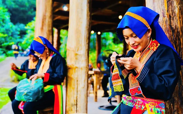 Ngôi làng du lịch cách Hà Nội chưa tới 200km: Lọt thỏm giữa núi rừng, đường bê tông xuyên thung lũng, ruộng bậc thang xanh mướt - ảnh 4