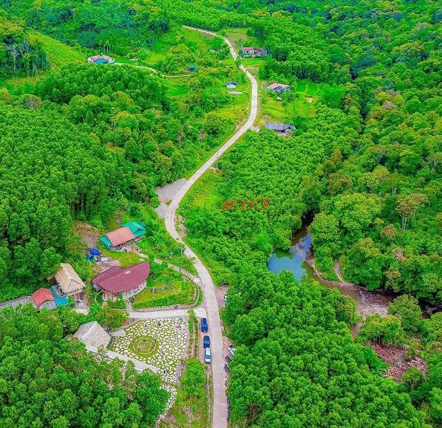 Ngôi làng du lịch cách Hà Nội chưa tới 200km: Lọt thỏm giữa núi rừng, đường bê tông xuyên thung lũng, ruộng bậc thang xanh mướt - ảnh 1