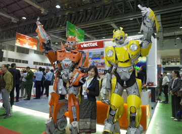 Viettel giới thiệu siêu robot chở hàng tới người dân Lào, thu hút gần 8.000 lượt tham quan