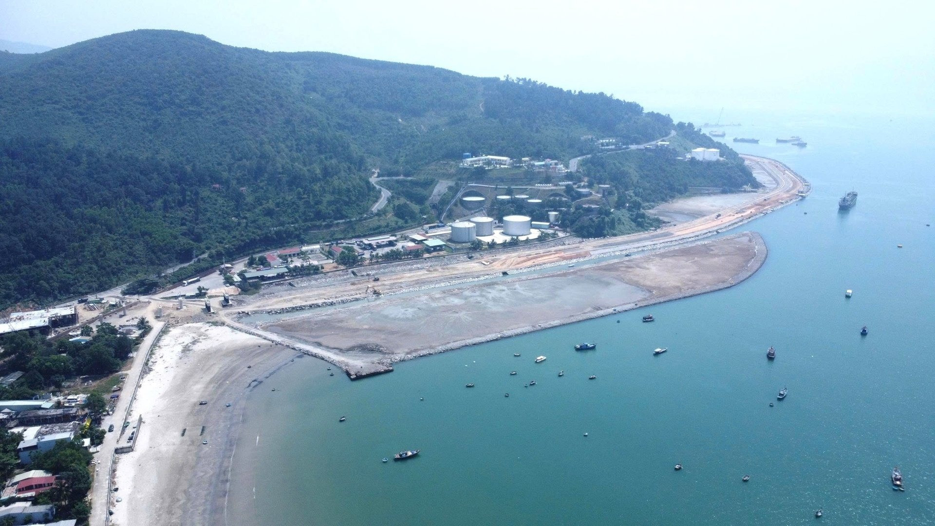 Hơn 1 tháng nữa, hoàn thành cảng biển 34.000 tỷ đồng lớn nhất miền Trung- Ảnh 1.