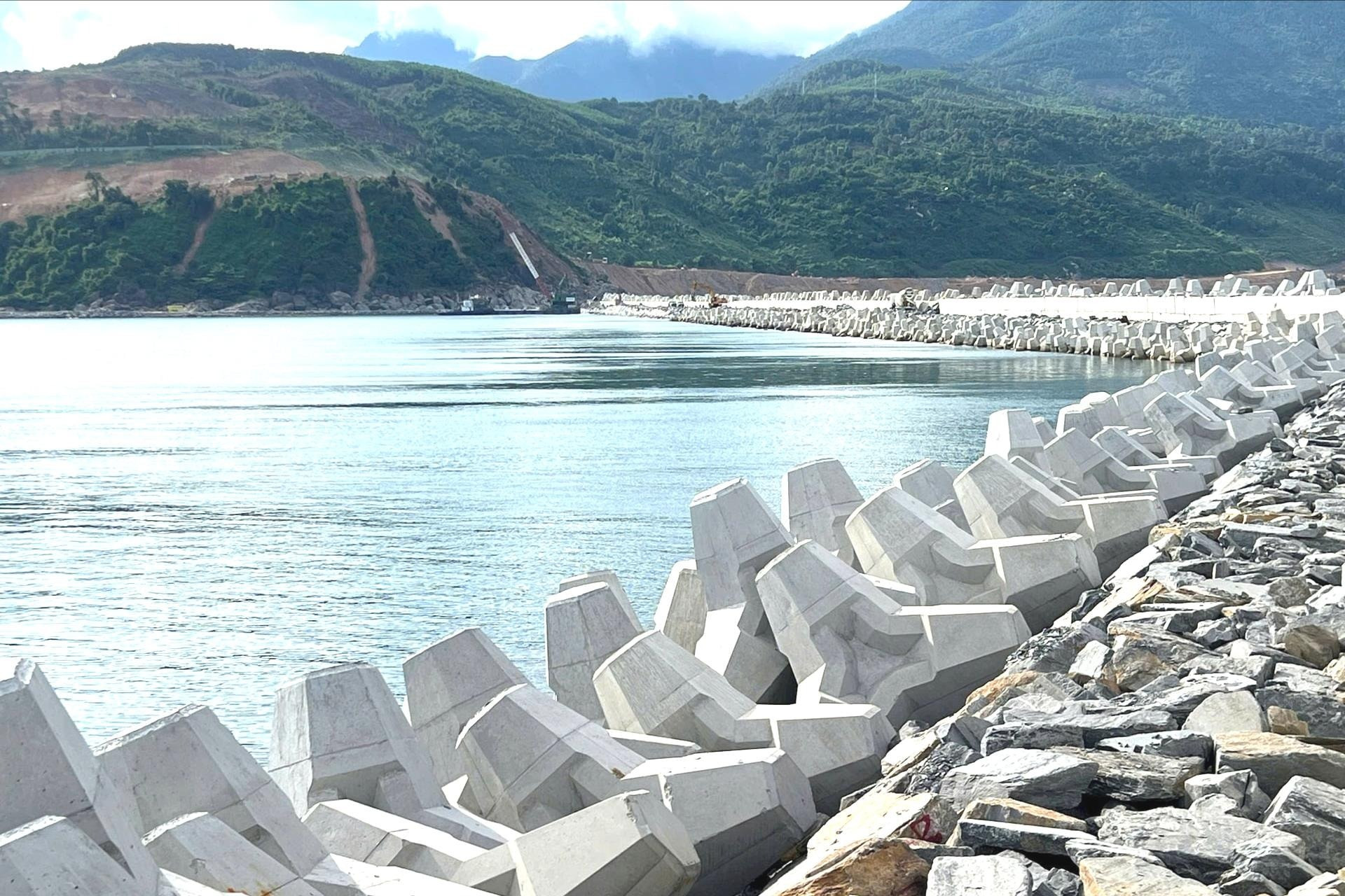 Hơn 1 tháng nữa, hoàn thành cảng biển 34.000 tỷ đồng lớn nhất miền Trung- Ảnh 2.