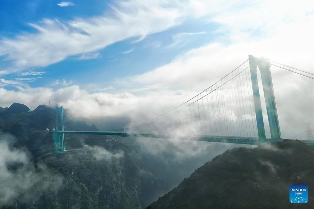 Cầu treo nặng 22.000 tấn đâm xuyên mây, bắc qua ‘vết nứt của Trái Đất’, yêu cầu độ chuẩn đến từng milimet - ảnh 1