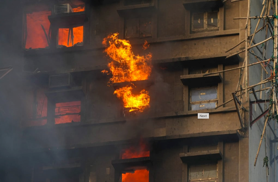 Chùm ảnh 'biển lửa’ kinh hoàng trong thảm kịch cháy chung cư ở Hồng Kông - ảnh 10