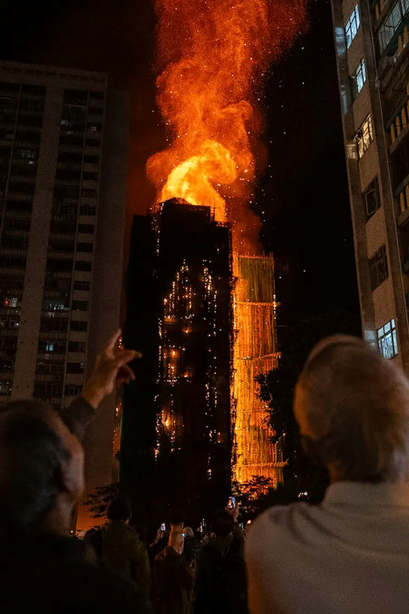 Chùm ảnh 'biển lửa’ kinh hoàng trong thảm kịch cháy chung cư ở Hồng Kông - ảnh 7