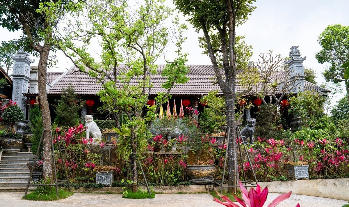 NSND trẻ nhất Việt Nam sở hữu biệt phủ 8.000m2 ở ngoại th&agrave;nh: H&ograve;n non bộ cao bằng nh&agrave; 2 tầng, điện thờ hướng ra d&atilde;y n&uacute;i Ba V&igrave;- Ảnh 4.