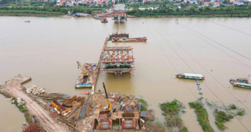 Cây cầu đầu tiên bắc qua sông Thái Bình sau 1 năm khởi công: Dần thành hình, sẽ hoàn thành sau ít tháng nữa