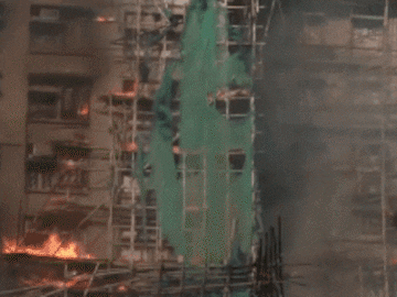 Chùm ảnh 'biển lửa’ kinh hoàng trong thảm kịch cháy chung cư ở Hồng Kông