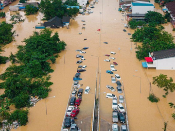 Đối mặt đợt mưa 300 năm mới có 1 lần, Thái Lan huy động cả tàu sân bay để cứu hộ