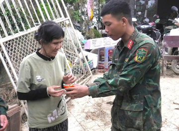 Nhặt được ‘gia tài’ tiền, vàng của bà lão 70 tuổi vùi dưới lớp bùn sau mưa lũ