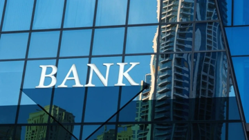 NIM 'mỏng như lá lúa', ngân hàng 'đau đầu' cân bằng giữa cạnh tranh huy động và áp lực giảm lãi vay