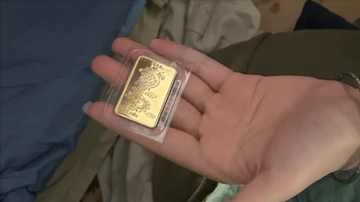 Tình nguyện viên bất ngờ phát hiện 5 chỉ vàng trong túi quần áo cứu trợ