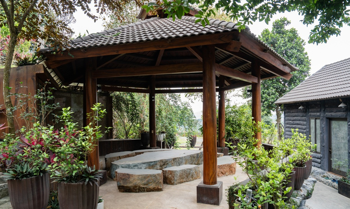 NSND trẻ nhất Việt Nam sở hữu biệt phủ 8.000m2 ở ngoại th&agrave;nh: H&ograve;n non bộ cao bằng nh&agrave; 2 tầng, điện thờ hướng ra d&atilde;y n&uacute;i Ba V&igrave;- Ảnh 3.