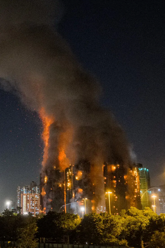 Chùm ảnh 'biển lửa’ kinh hoàng trong thảm kịch cháy chung cư ở Hồng Kông - ảnh 8