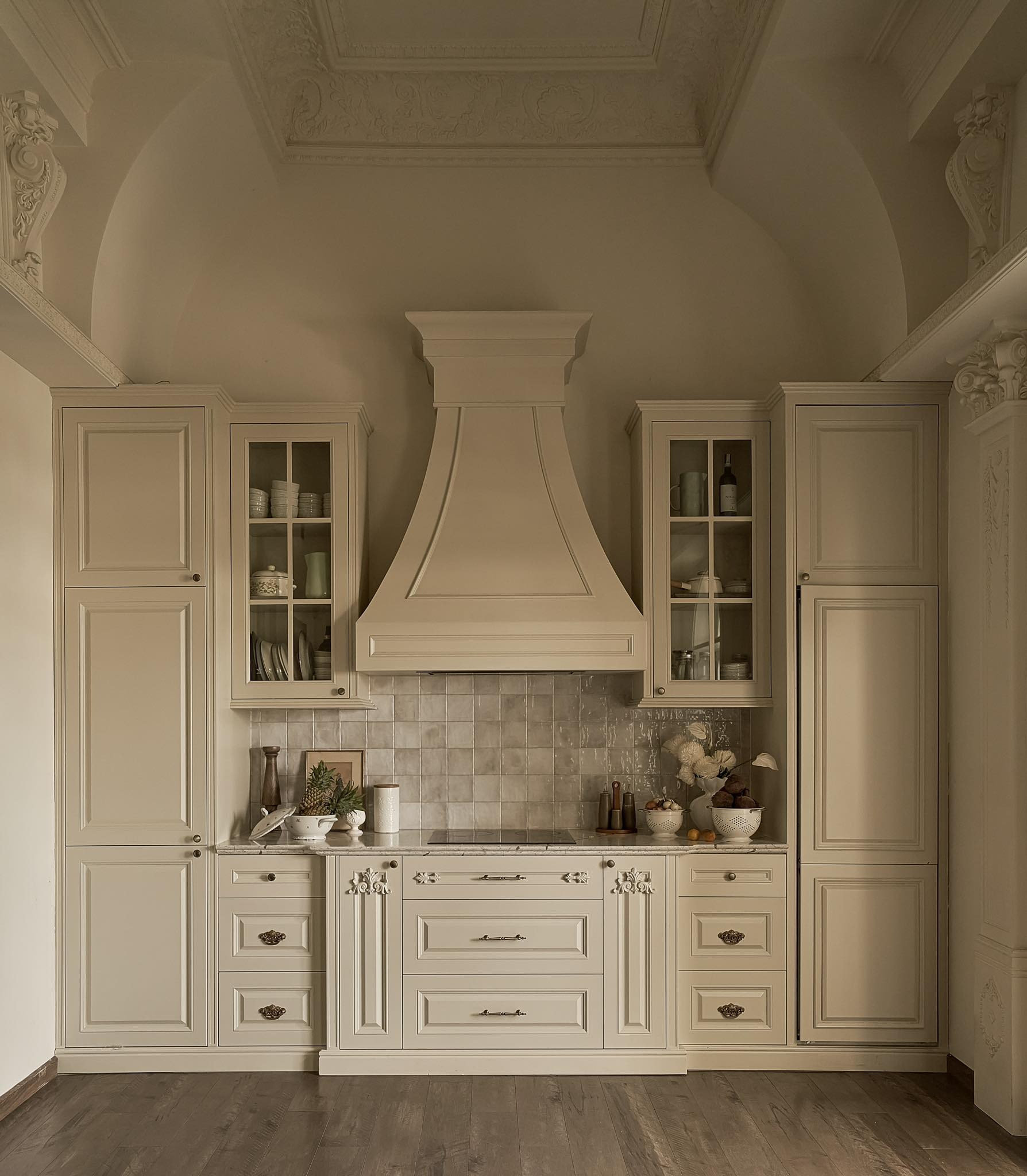 Ngôi nhà hơn 20 năm tuổi ‘lột xác’ ngoạn mục: Từ kiến trúc lệch tầng cũ kỹ thành không gian châu Âu trắng tinh giản- Ảnh 3.