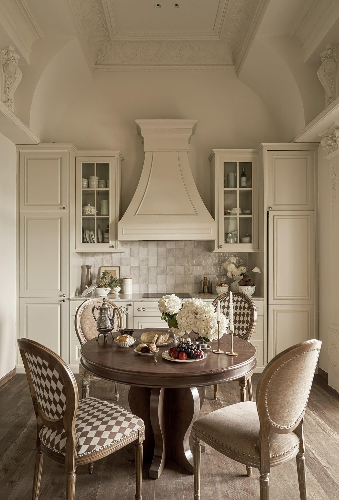 Ngôi nhà hơn 20 năm tuổi ‘lột xác’ ngoạn mục: Từ kiến trúc lệch tầng cũ kỹ thành không gian châu Âu trắng tinh giản- Ảnh 2.