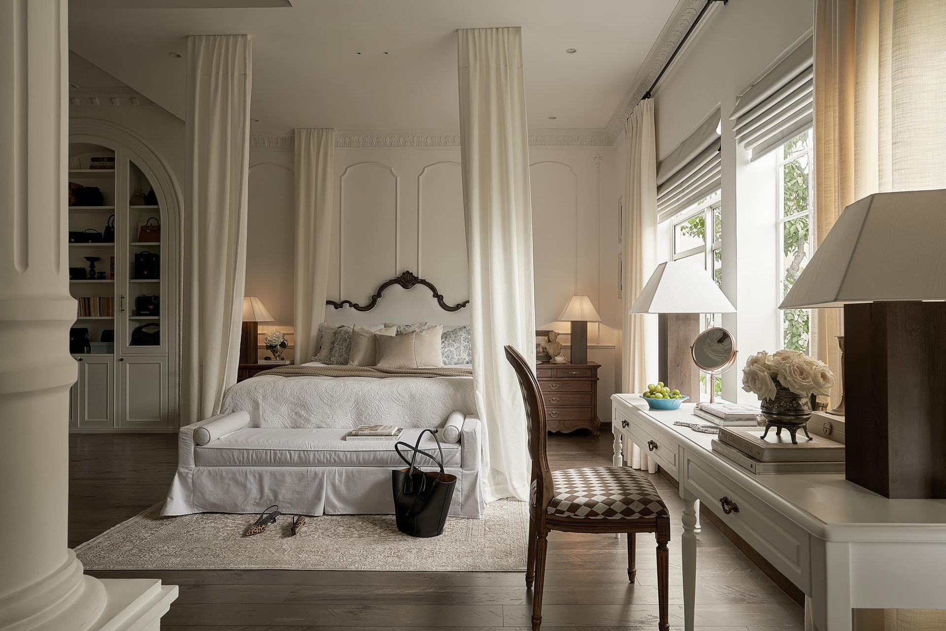 Ngôi nhà hơn 20 năm tuổi ‘lột xác’ ngoạn mục: Từ kiến trúc lệch tầng cũ kỹ thành không gian châu Âu trắng tinh giản- Ảnh 7.