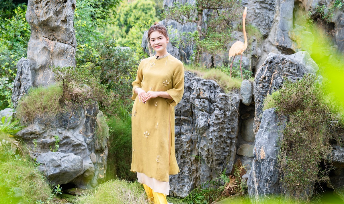 NSND trẻ nhất Việt Nam sở hữu biệt phủ 8.000m2 ở ngoại th&agrave;nh: H&ograve;n non bộ cao bằng nh&agrave; 2 tầng, điện thờ hướng ra d&atilde;y n&uacute;i Ba V&igrave;- Ảnh 1.