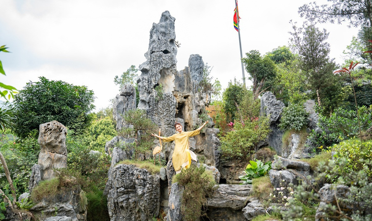 NSND trẻ nhất Việt Nam sở hữu biệt phủ 8.000m2 ở ngoại th&agrave;nh: H&ograve;n non bộ cao bằng nh&agrave; 2 tầng, điện thờ hướng ra d&atilde;y n&uacute;i Ba V&igrave;- Ảnh 7.