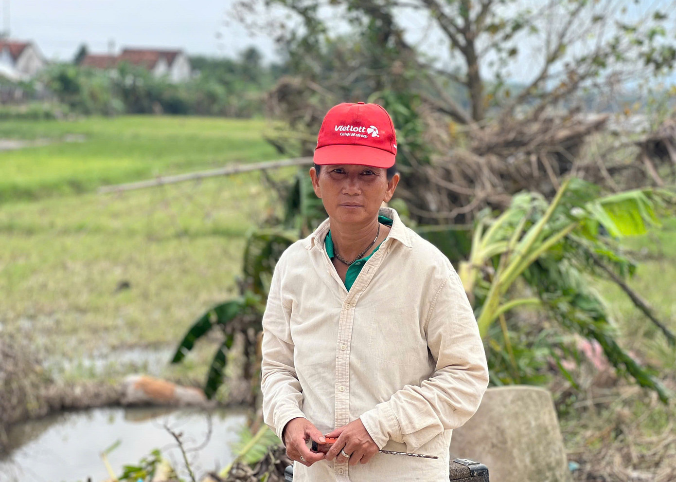 Trận lũ lịch sử đã làm ngập hơn 1 tấn thóc, trôi đàn gà của chị Trần Thị Hương (48 tuổi, ở thôn Mỹ Thạnh Nam, xã Tây Hoà). 20.jpg