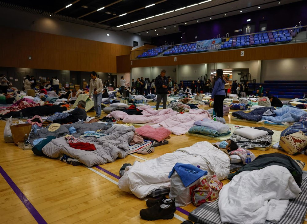 Ngọn lửa cuốn trôi 2.000 tổ ấm, chen chúc chờ tin người thân dưới đêm lạnh: Chen chúc chờ tin người thân dưới đêm lạnh: Hơn 250 người mất tích sau vụ cháy ‘không thể nói thành lời’ ở Hồng Kông - ảnh 3