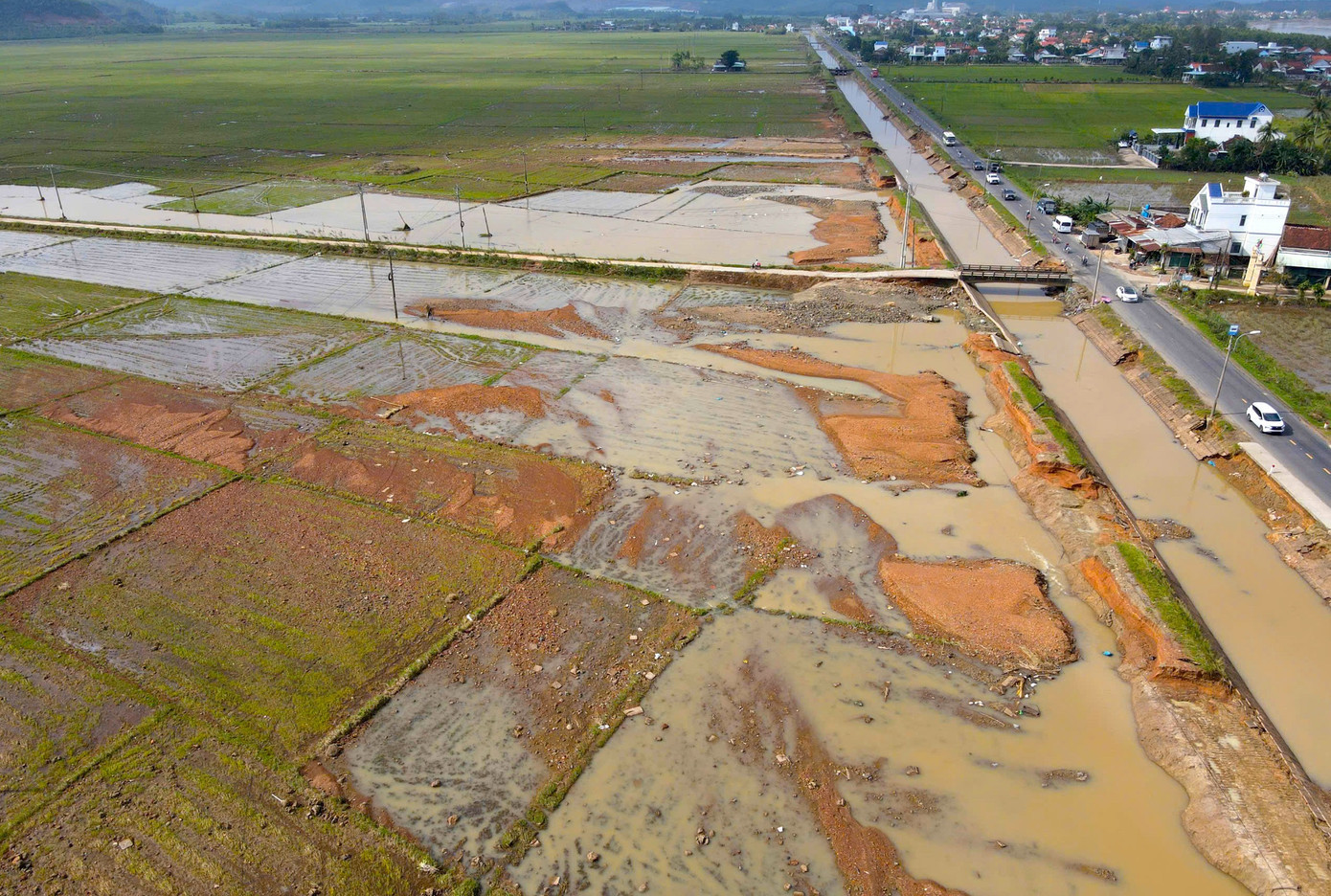 Thời điểm này, người dân phía Đông tỉnh Đắk Lắk vừa thu hoạch lúa xong, chưa bán vì giá quá rẻ. Vì thế, trận lũ đã làm ngập, gây thiệt vô cùng lớn đối với đồng lúa của bà con nơi đây. 2-251.jpg