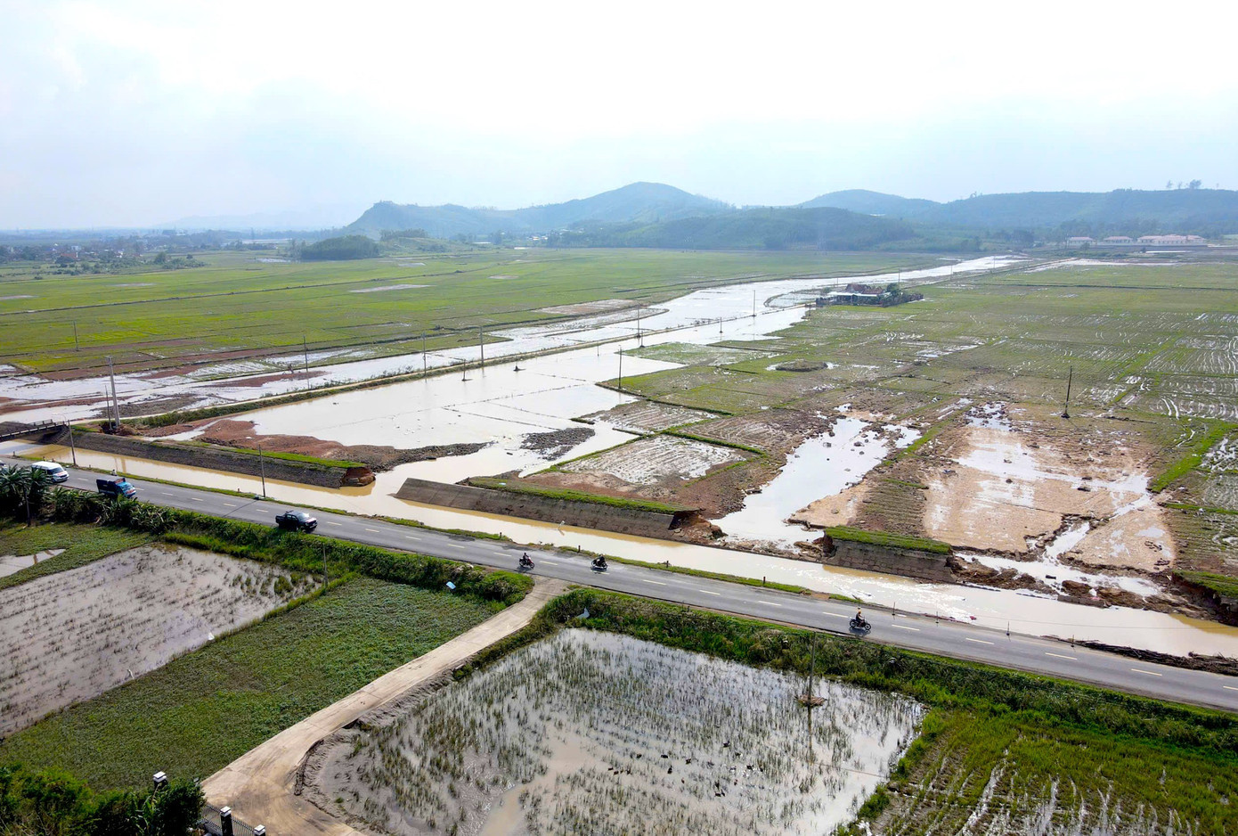 Kênh mương dọc theo quốc lộ 29 có rất nhiều điểm bị vỡ, nguồn nước đổ thẳng về cánh đồng lúa xã Tây Hoà. 27.jpg