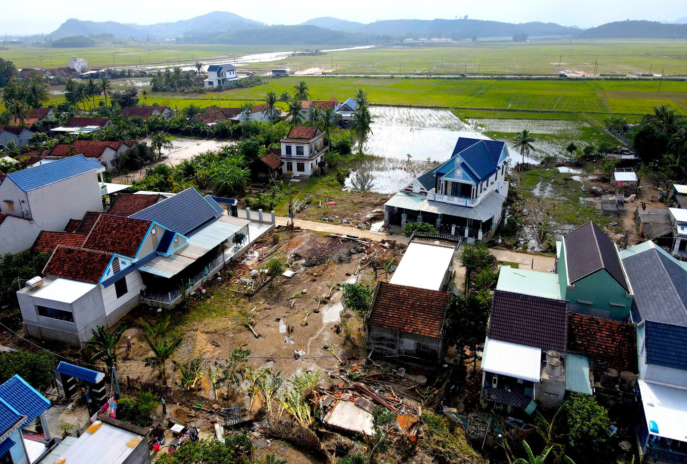 Nước lũ đi qua các nhà dân thuộc xã Tây Hoà, rồi mới tới xã Hoà Thịnh cách đó tầm 5 km. 6.jpg