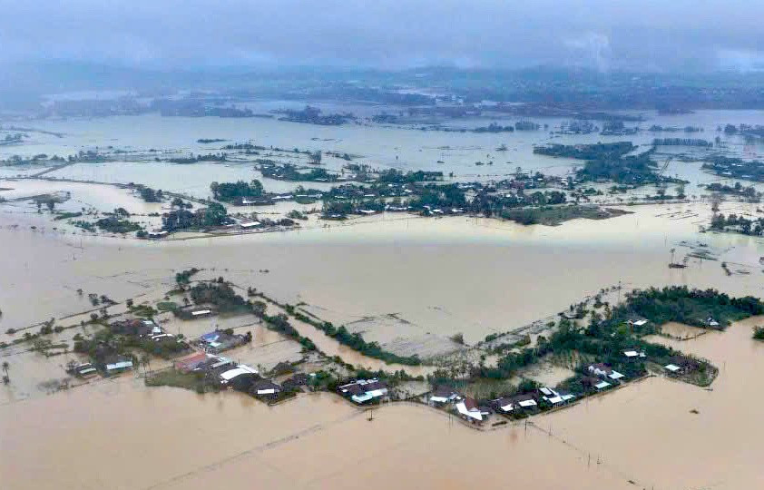 Nước lũ đổ về xã Hoà Thịnh làm ngập, mực nước có chỗ lên tới 5m. Bởi vậy, dù người dân có sự chuẩn bị trước nhưng không nghĩ mực nước sẽ lên cao đến vậy. a.jpg