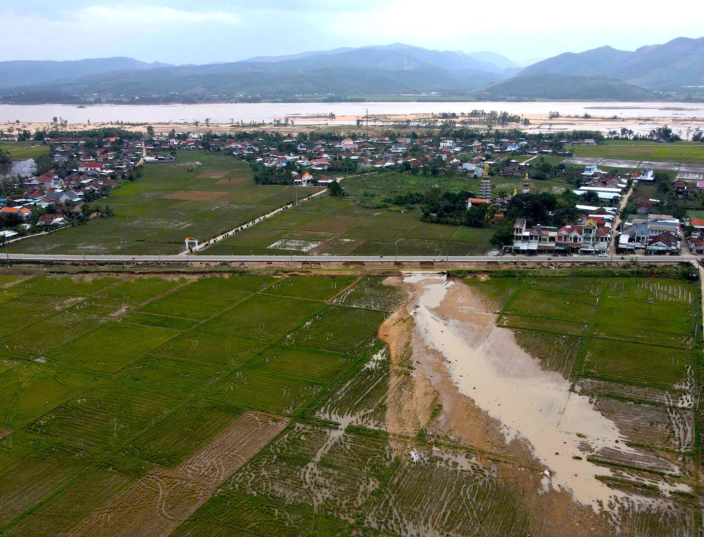 Trải dài khoảng 10 km dọc theo quốc lộ 29 là các điểm bờ mương bị vỡ do nước lũ từ sông Ba tràn qua. tien-phong-8374.jpg