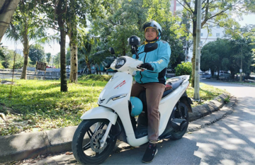 Mạnh dạn bán Honda Wave mua VinFast Feliz S chạy xe ôm công nghệ, nữ tài xế sau 2 năm nói về trải nghiệm thật, công khai luôn con số 30 triệu