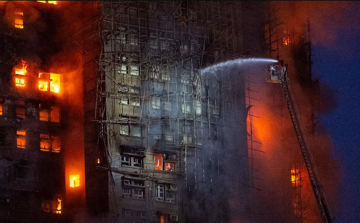 Ngọn lửa cuốn trôi 2.000 tổ ấm: Chen chúc chờ tin người thân dưới đêm lạnh, hơn 250 người mất tích sau vụ cháy ‘không thể nói thành lời’ ở Hồng Kông