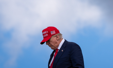 Ông Trump lộ khoảnh khắc mệt mỏi trong Phòng Bầu dục: Dấu hiệu tuổi tác bắt đầu ảnh hưởng?