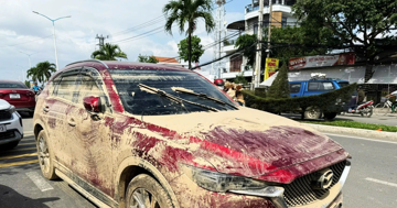 Tiệm sửa ô tô, xe máy ở Nha Trang quá tải sau mưa lũ lịch sử