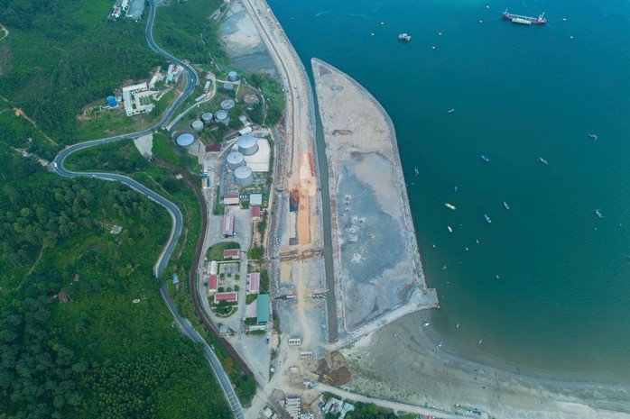 Sắp hoàn thiện hạ tầng cảng biển lớn nhất miền Trung, nằm dưới chân đèo được mệnh danh ‘thiên hạ đệ nhất hùng quan’- Ảnh 1.
