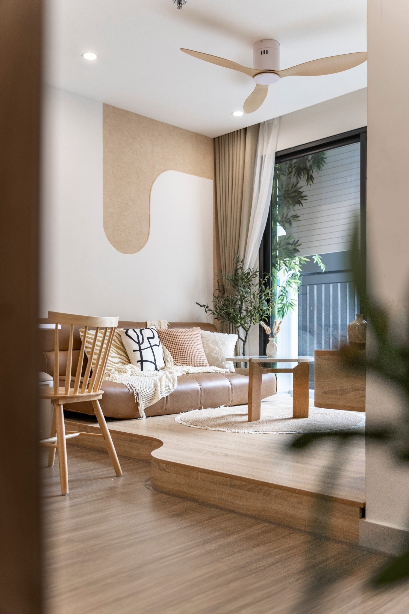 Từ cải tạo nhà đến cải tạo cuộc sống: Một góc đọc sách, một bục gỗ, một chiếc ghế mây tạo nên không gian bình yên giữa lòng đô thị- Ảnh 3.