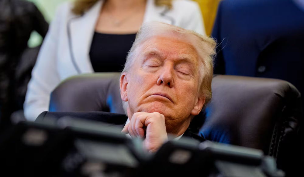 Ông Trump lộ khoảnh khắc mệt mỏi trong Phòng Bầu dục: Dấu hiệu tuổi tác bắt đầu ảnh hưởng? - ảnh 1