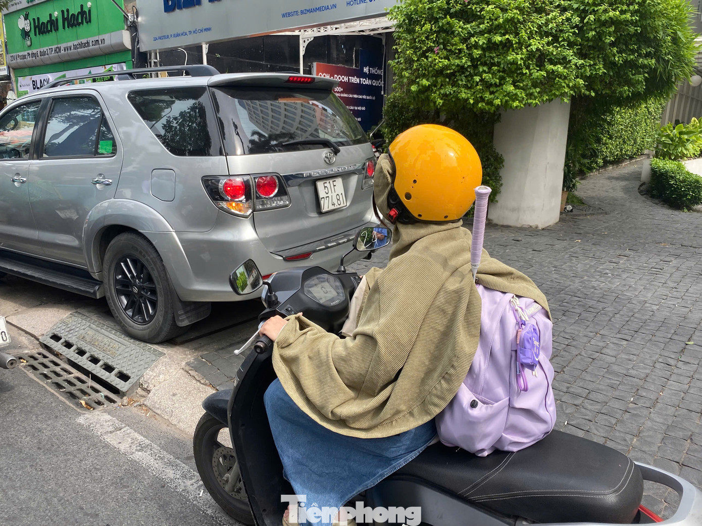 Người dân TPHCM khoác áo kín mít khi ra đường vào sáng 28/11. tp-khong-khi-lanh-2.jpg