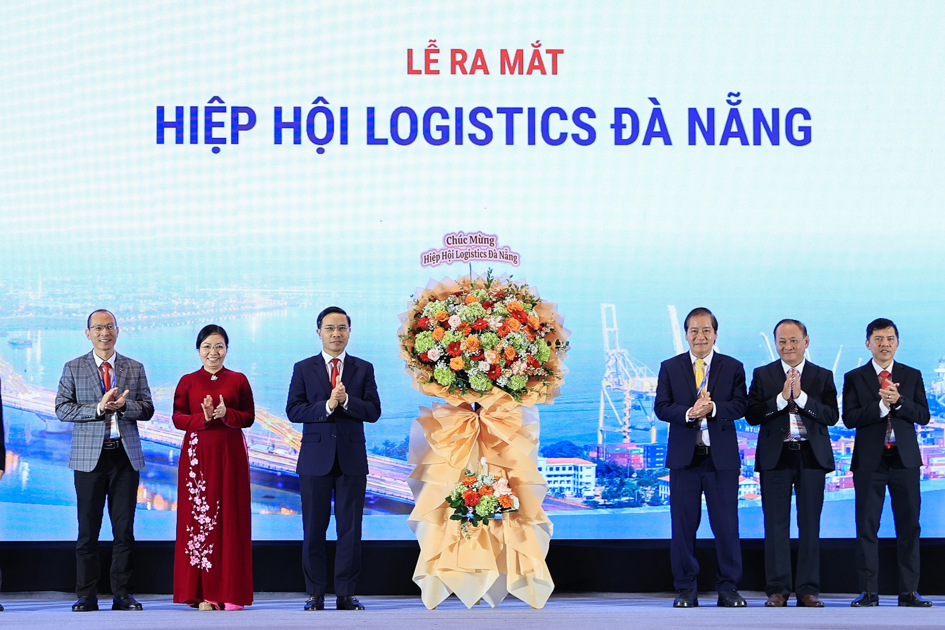 Thủ tướng: Đưa Việt Nam trở thành trung tâm dịch vụ logistics hàng đầu Đông Nam Á, châu Á và thế giới- Ảnh 8. Thủ tướng: Đưa Việt Nam trở thành trung tâm dịch vụ logistics hàng đầu Đông Nam Á, châu Á và thế giới- Ảnh 8.