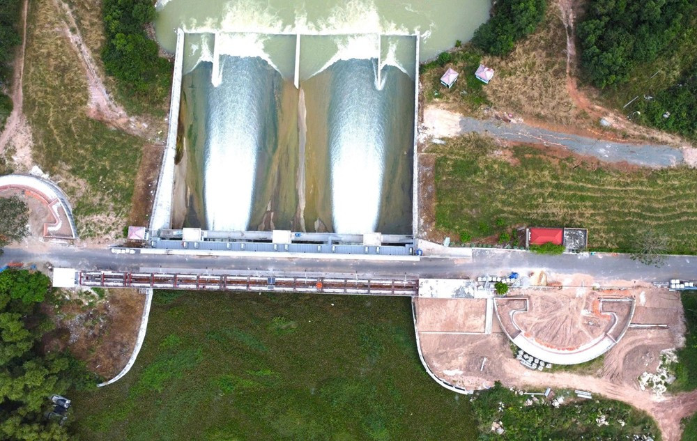 Huy động gần 2.900 tỷ, 36.000 lao động, 15 triệu ngày công, đắp 11,6 triệu m3 đất để xây hồ nước nhân tạo lớn nhất Đông Nam Á - ảnh 1