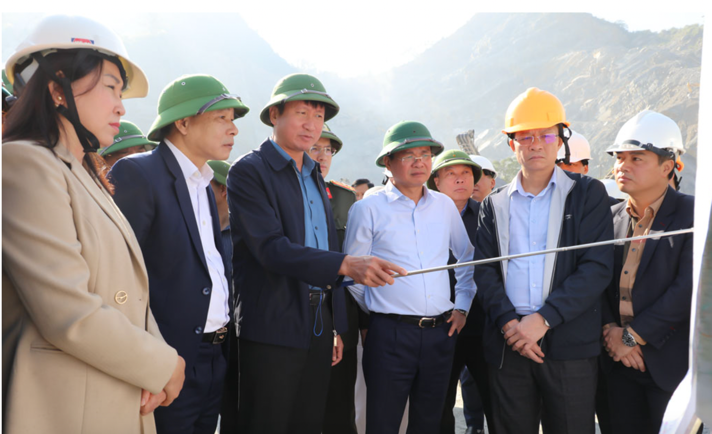 Đoàn công tác của Thường trực Tỉnh ủy Ninh Bình do Bí thư Tỉnh ủy Đặng Xuân Phong Trưởng Đoàn đại biểu Quốc hội tỉnh đã kiểm tra thực địa. Ảnh: Đức Lam. screen-shot-2025-11-29-at-161212.png