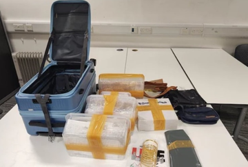 23h40 phút tại sân bay cảnh sát khám xét chiếc ô tô đáng ngờ, 'lật tẩy' chiêu bài của 2 người đàn ông và thu giữ 7 thỏi vàng và trang sức ước tính lên tới 34 tỷ