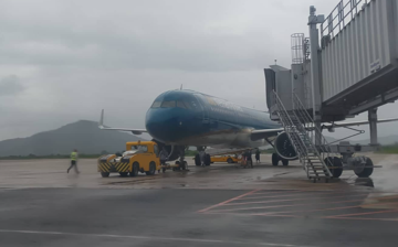 68 chuyến bay phải đổi hướng tránh bão số 15