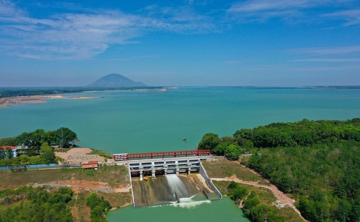 Huy động gần 2.900 tỷ, 36.000 lao động, 15 triệu ngày công, đắp 11,6 triệu m3 đất để xây hồ nước nhân tạo lớn nhất Đông Nam Á