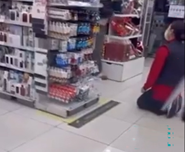 Nữ nhân viên siêu thị bị phụ huynh bắt quỳ xin lỗi vì nhắc trẻ 'chỗ này rất nguy hiểm'