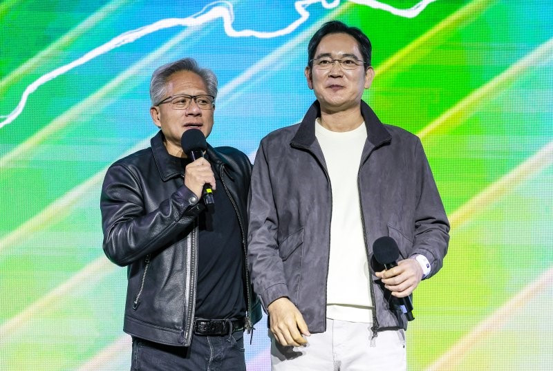 Chủ tịch Samsung ‘gây sốt’ vì câu cà khịa Apple trên sân khấu cùng CEO Nvidia Jensen Huang - ảnh 1