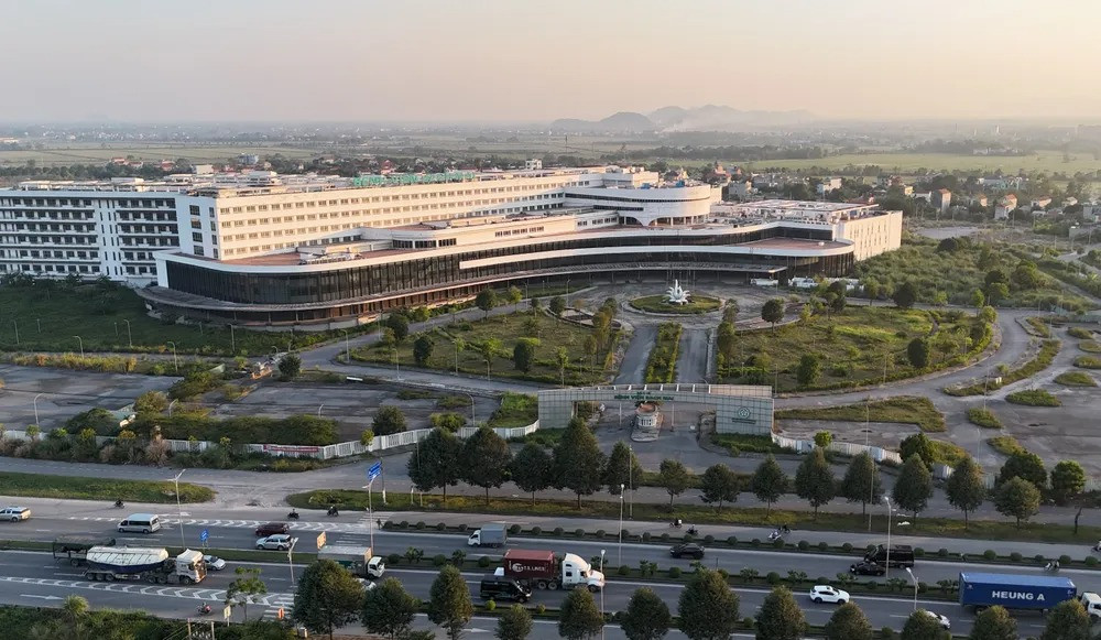 Sắp khánh thành 2 bệnh viện hạng đặc biệt chỉ cách Hà Nội 60km- Ảnh 2.