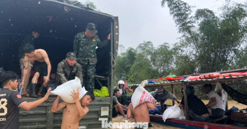 Bộ đội 'cõng' hàng tấn lương thực, thực phẩm vào vùng ngập ở Đà Nẵng